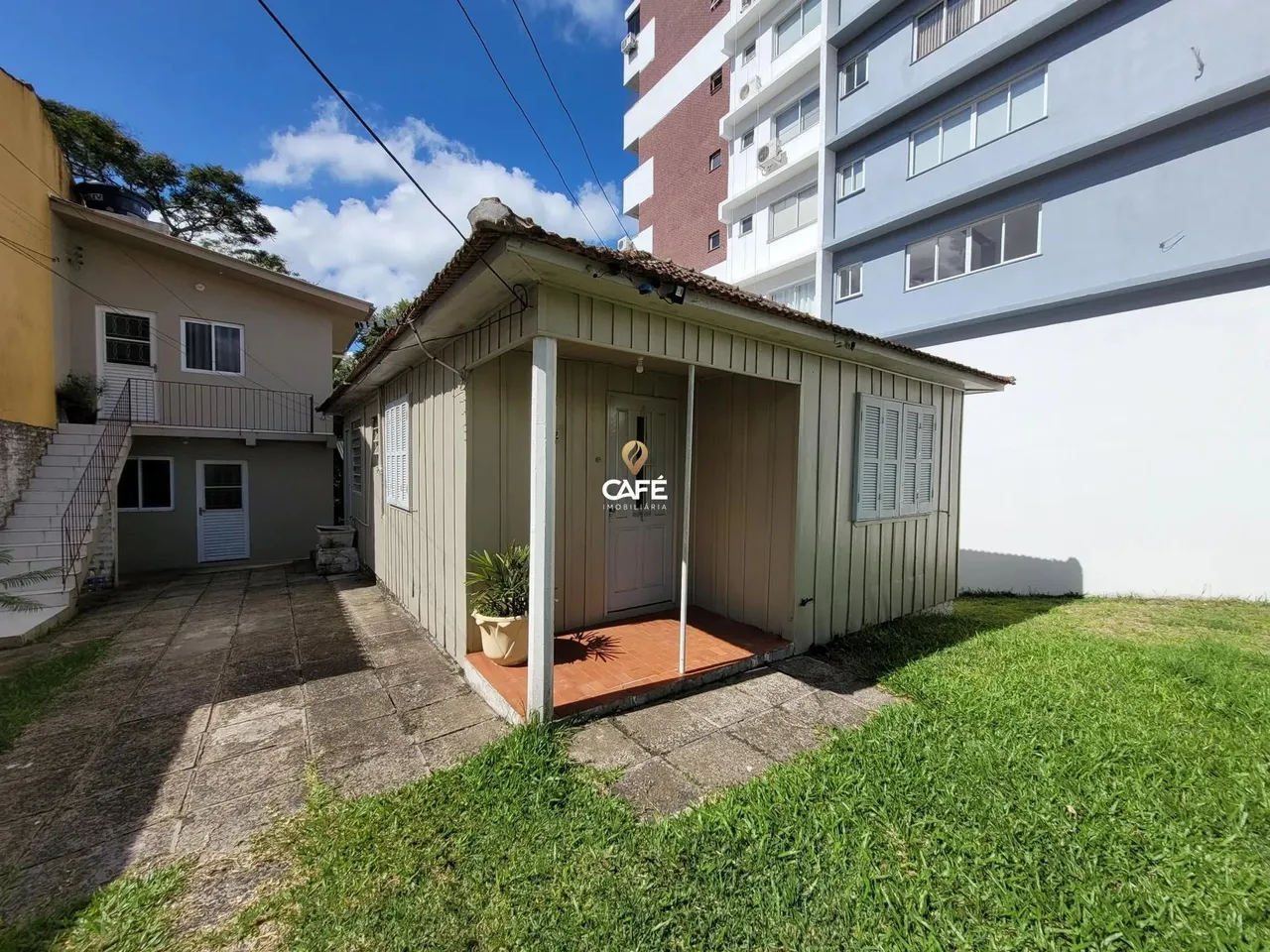 Casa 3 Dormitórios, Cozinha, Banheiro Social, Vaga de Garagem, Bairro Lourdes.