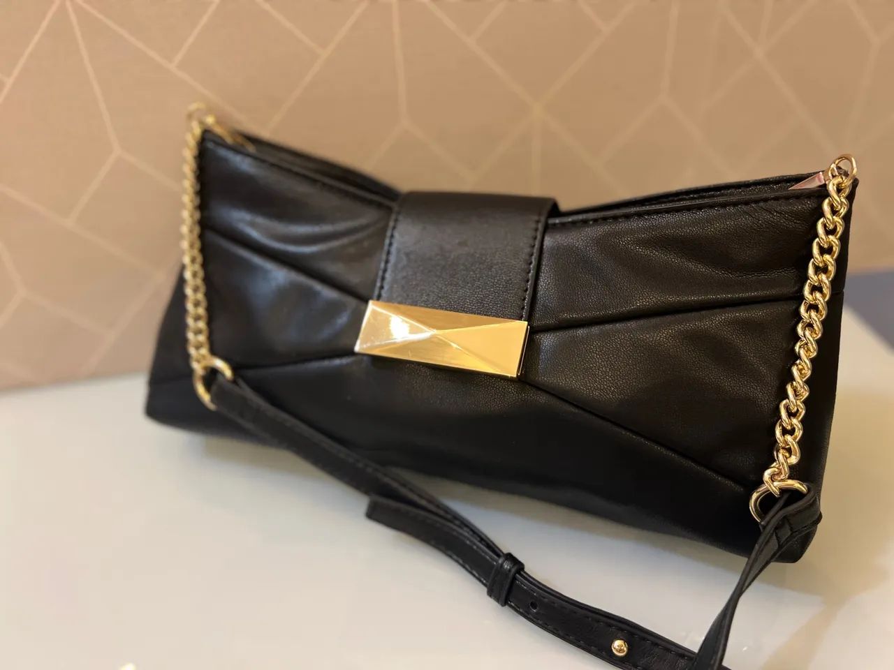 Bolsa de Ombro Preta com Detalhe Dourado - Foto 2
