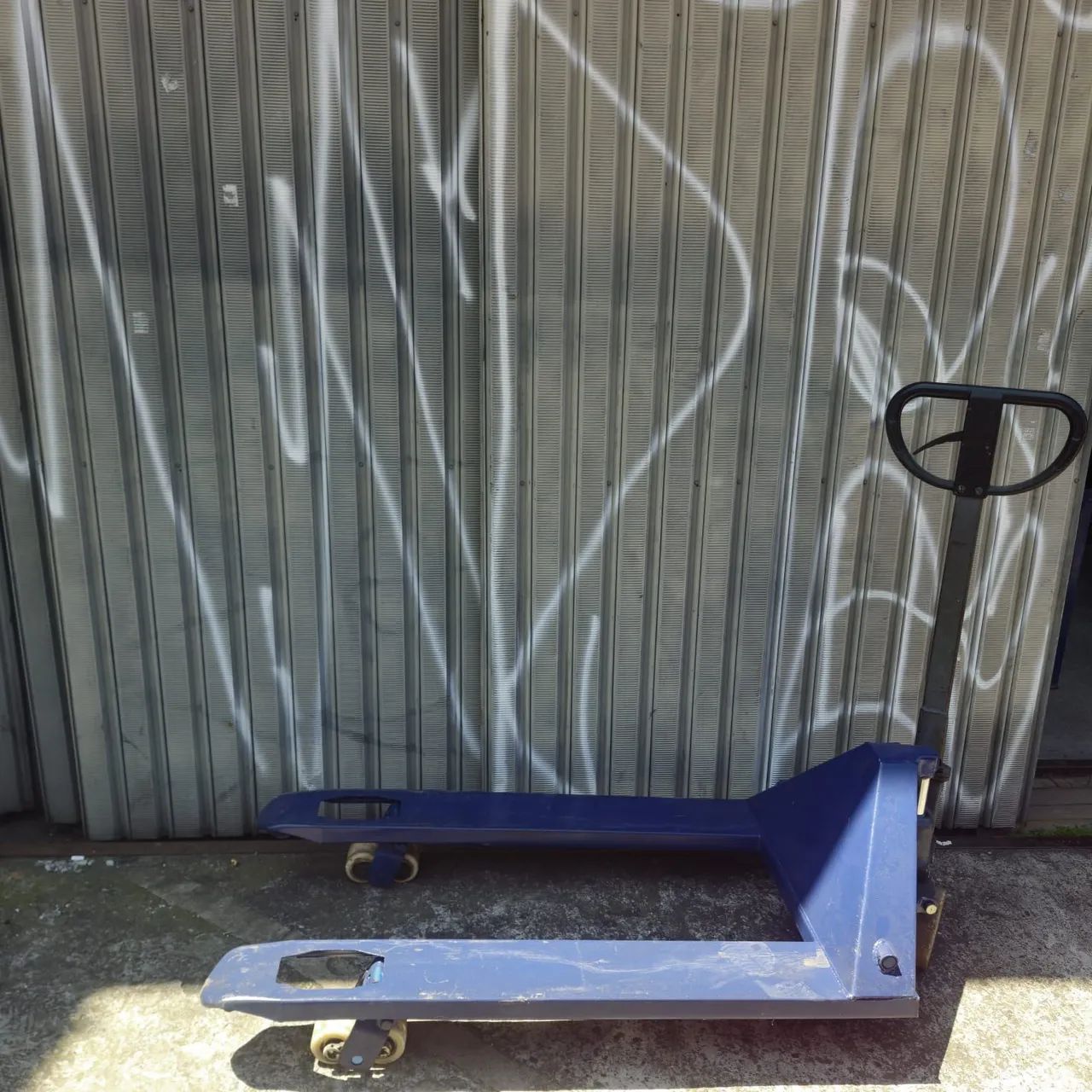 Carrinho paleteira hidráulico 2 t - Foto 4