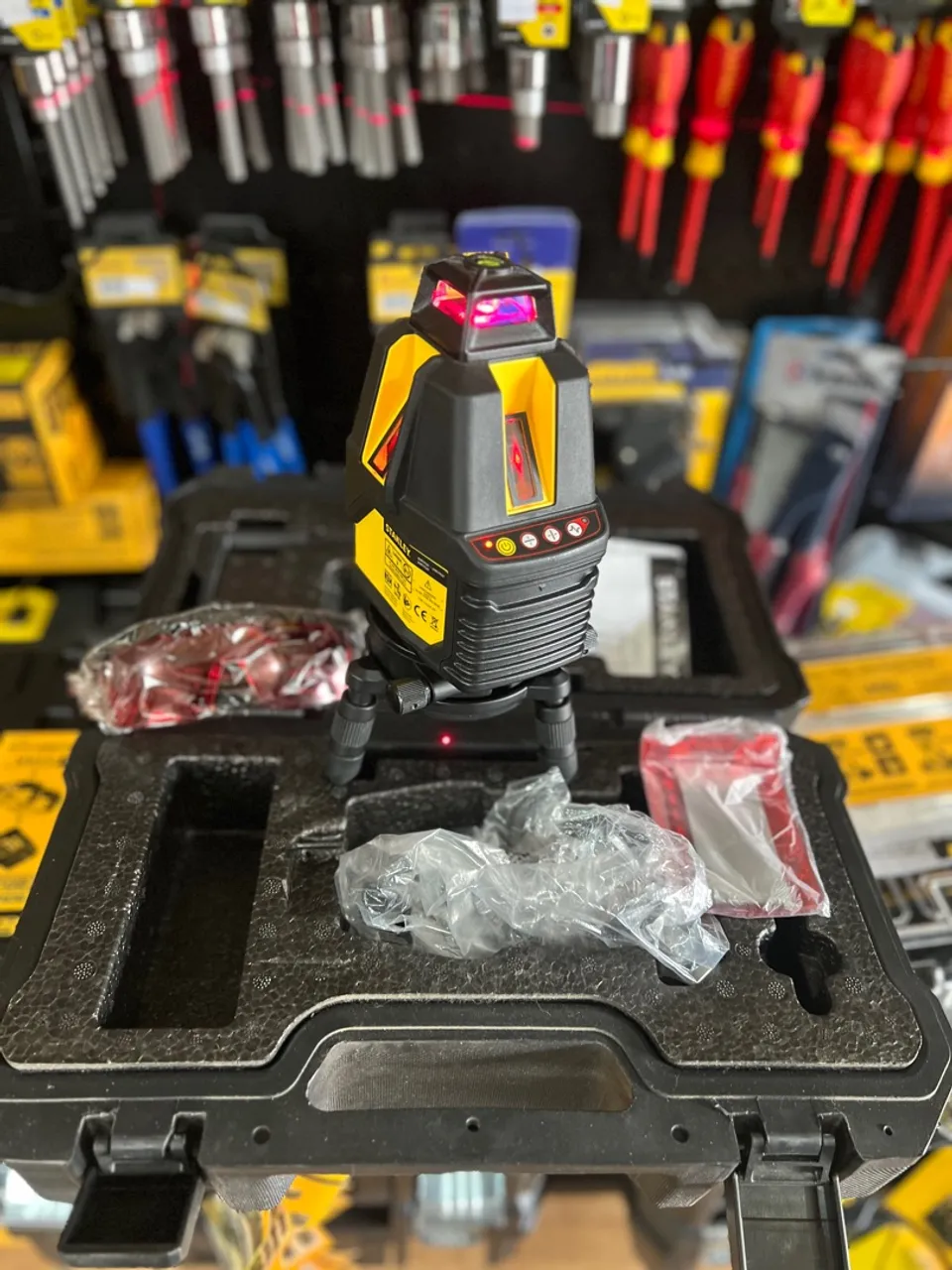 Nível a Laser 10 Metros Multilinhas Vermelha 360° Graus Stanley STHT77521-LA