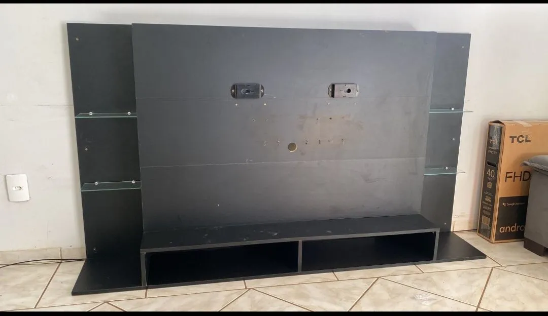 Painel para TV com prateleiras e nichos