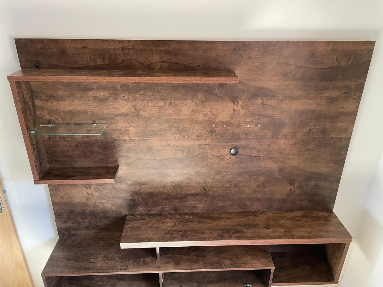 Painel de TV Amadeirado Moderno com Prateleiras