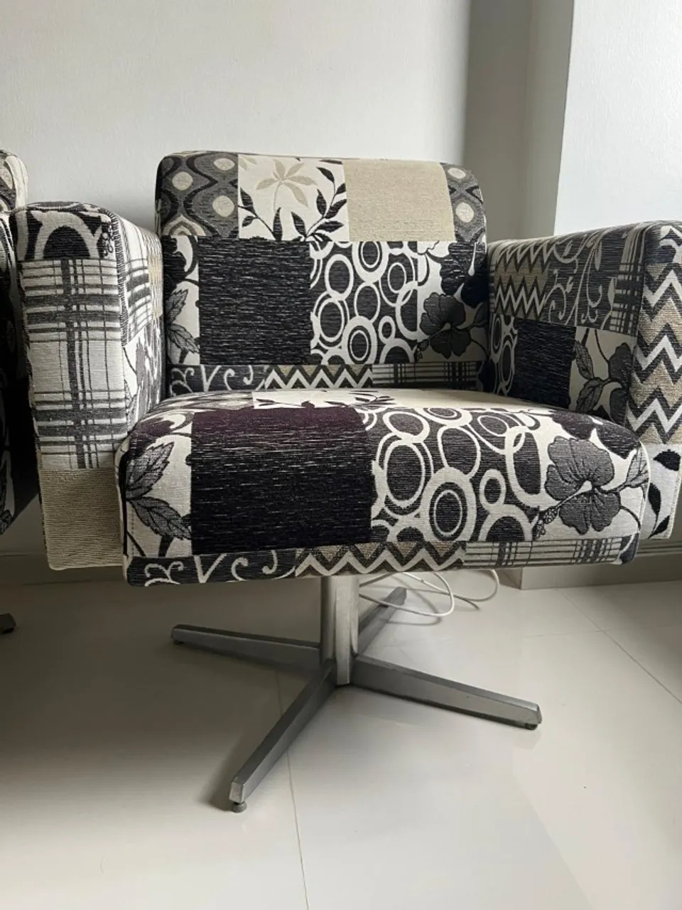 DUAS POLTRONAS PÉ EM INOX NOVAS