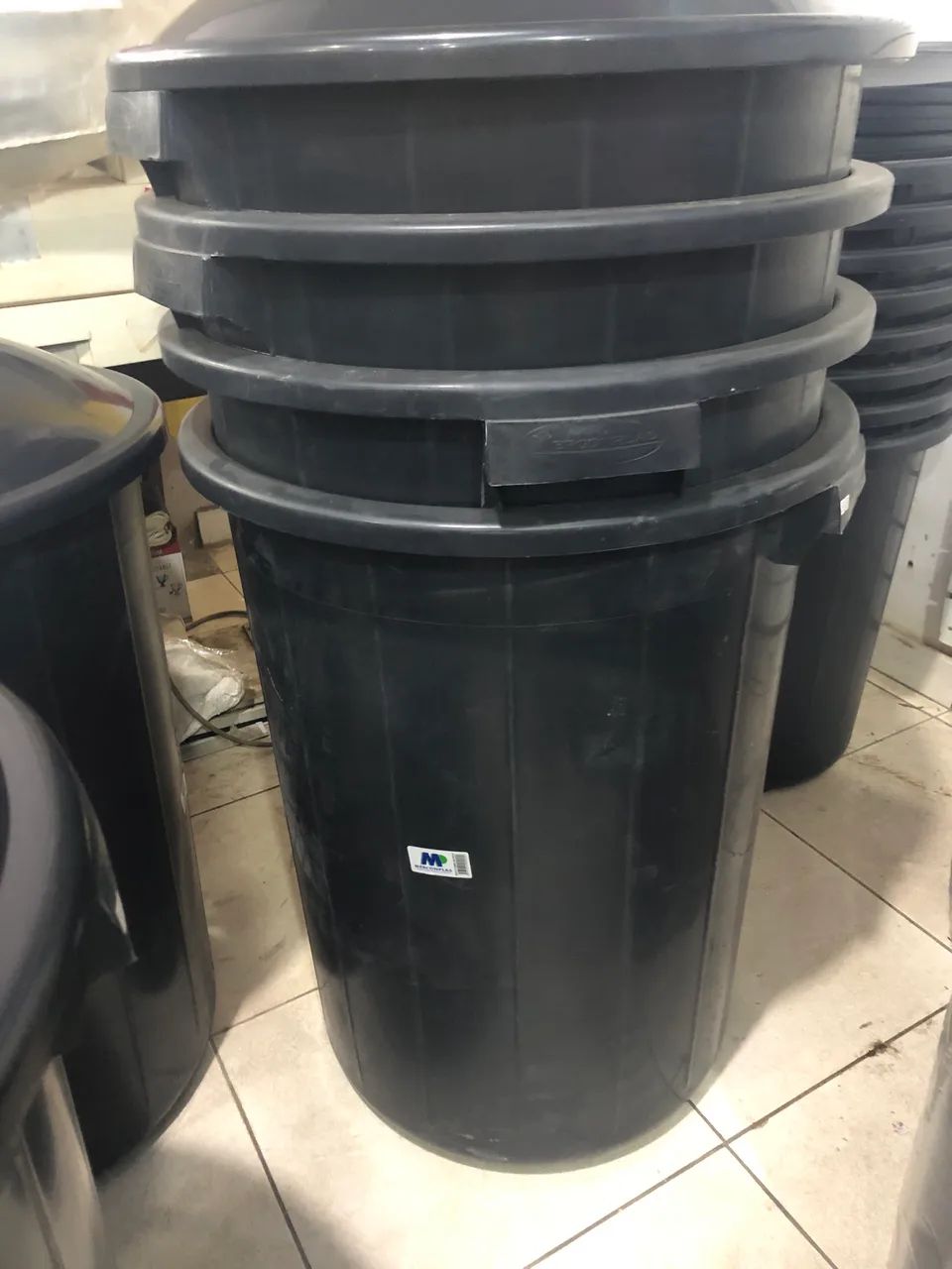 200-liter buckets with lids64169232122497124