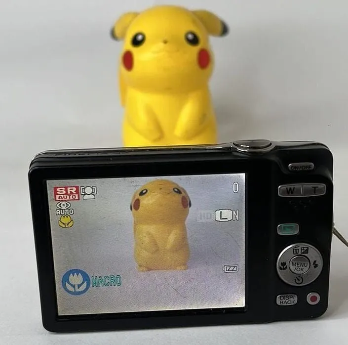 Câmera Digital com Modo Macro e Pikachu