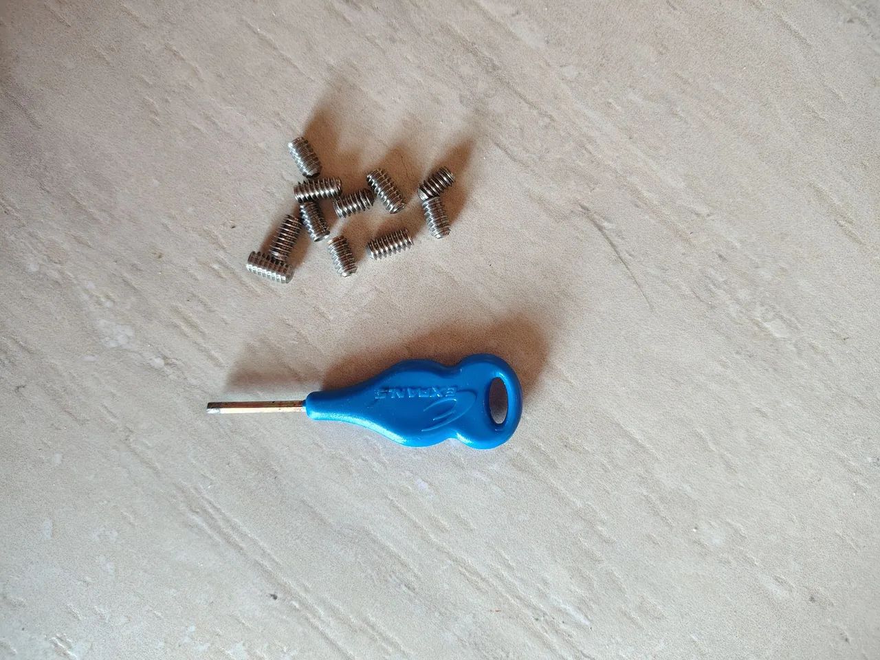 Equipamento de Surf usado - Prancha, deck, capa, quilhas, parafusos e chave, cordinha - Foto 3