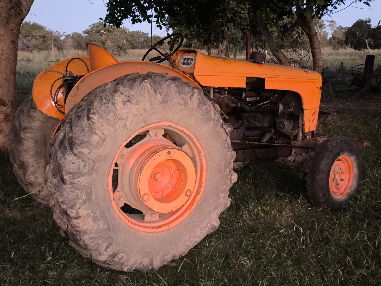 Trator Agríco 4×2 motor penkins 4 cilindros