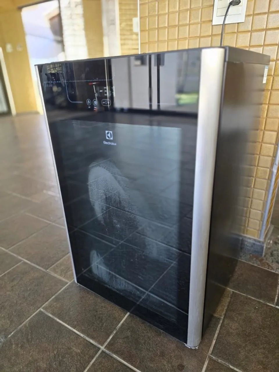 Cervejeira Electrolux BEER1 100 Litros 127V