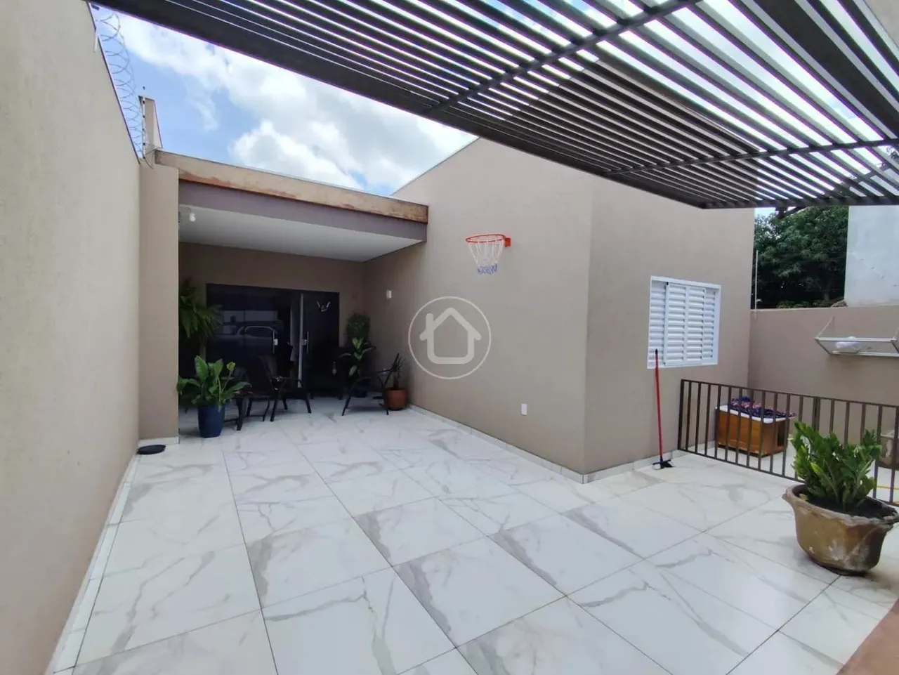 CASA COM 03 DORMITÓRIOS - PORTEIRA FECHADA