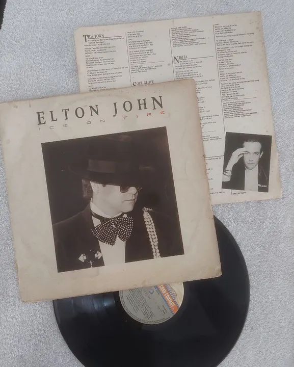 Lote LP Disco de Vinil Elton John - Ice on Fire + Reg Strikes Back - Foto 3