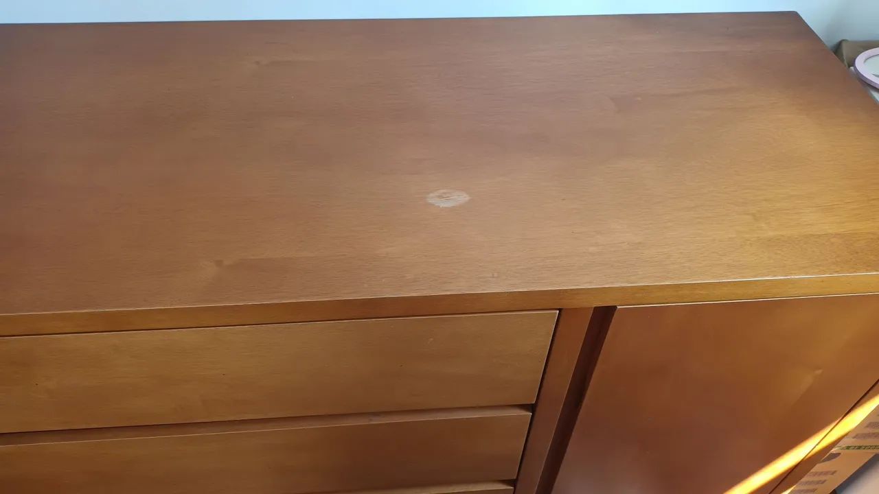 Cômoda, cama babá e berço em madeira maciça.