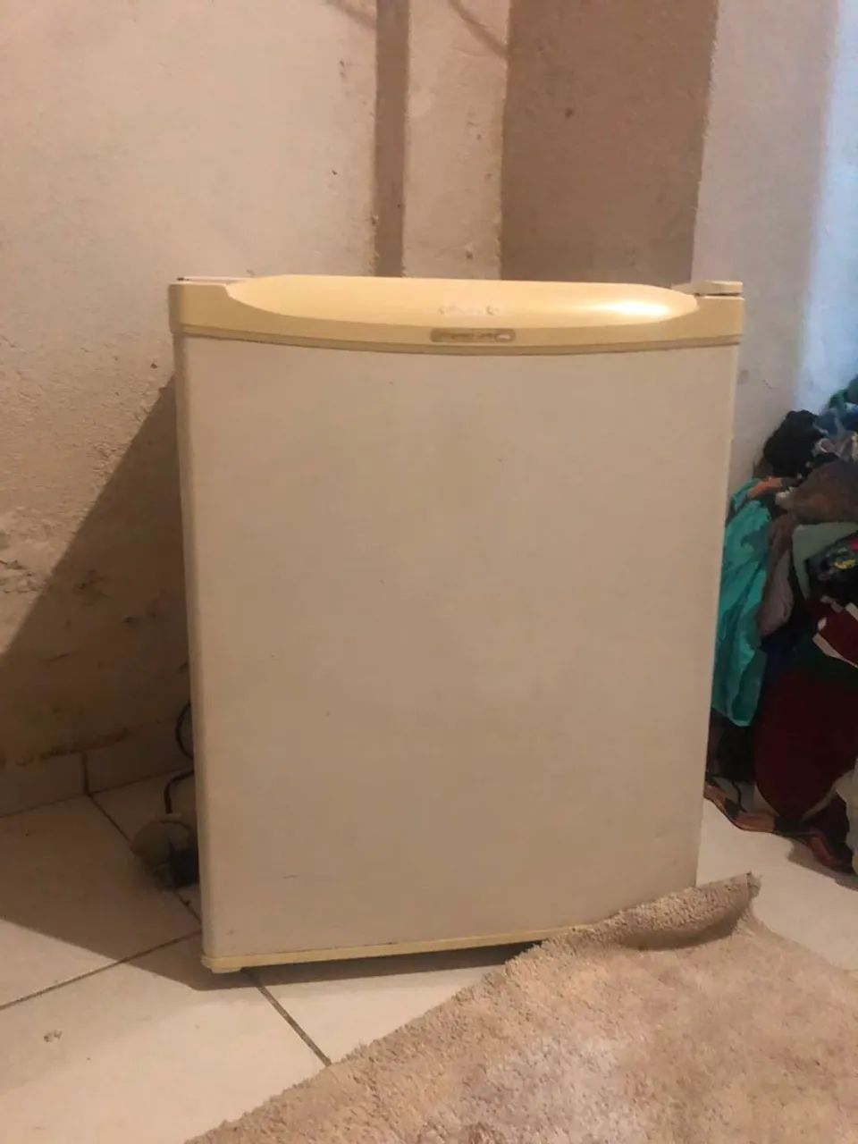 Frigobar semi novo 