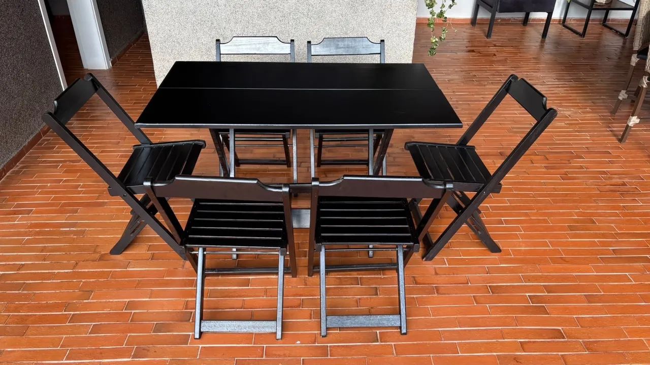 Mesa de madeira com 06 cadeiras dobráveis 