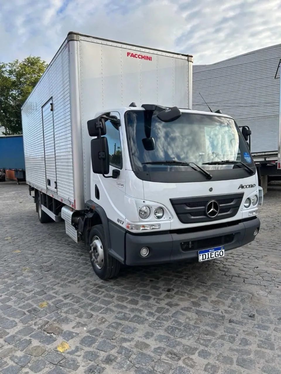 M BENZ ACCELO 817 ANO 2026 COM BAÚ  - Foto 3