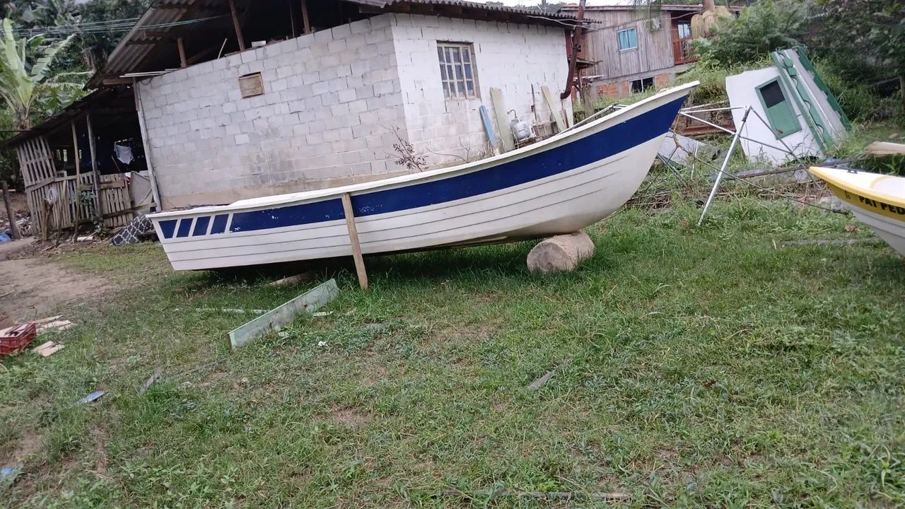 Barco de fibra com motor de 15 - Foto 2