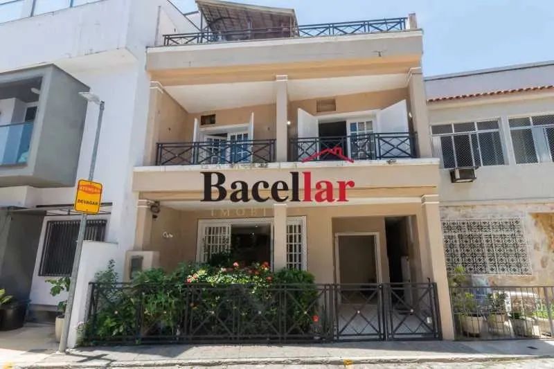 Casa de vila com vaga , piscina e próximo ao Metrô