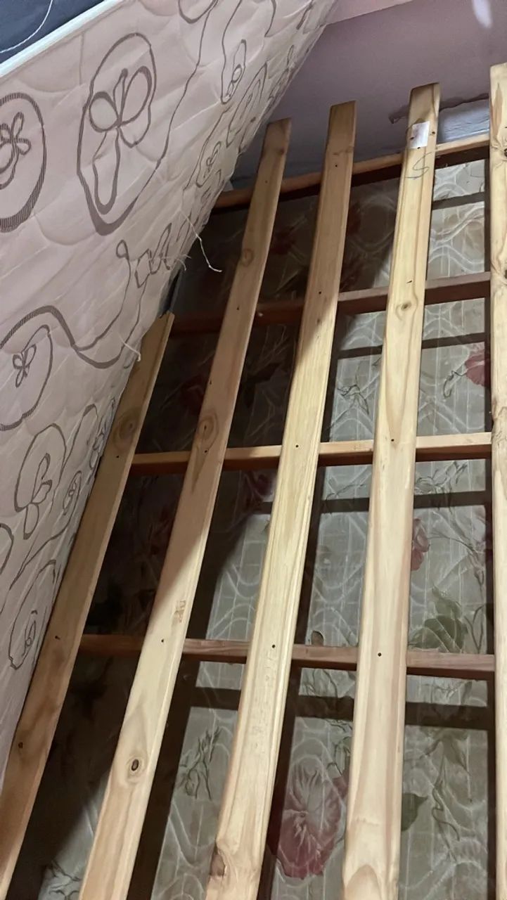 Cama de solteiro com 2 colchões 