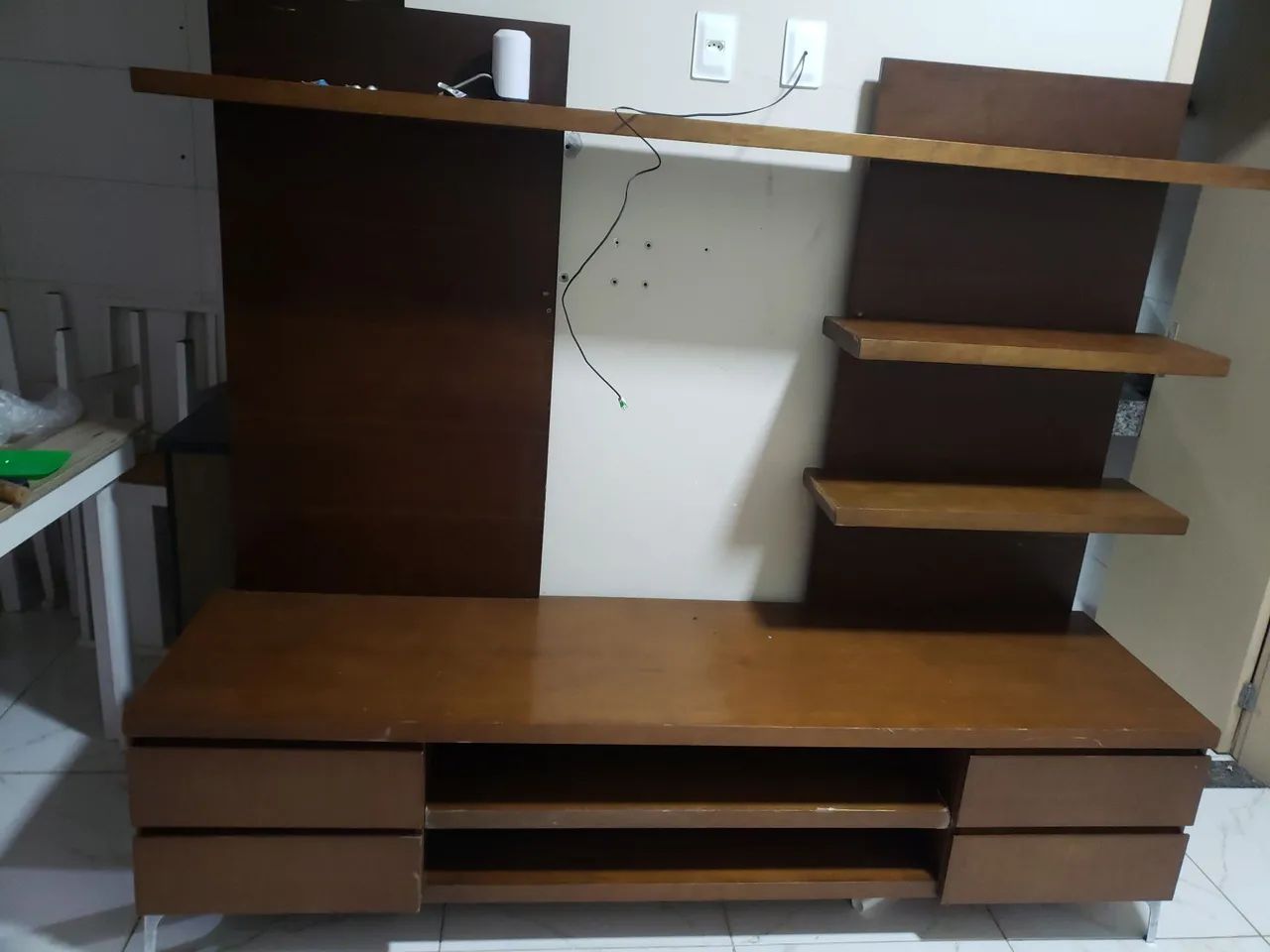 Rack resistente feito em marcenaria 