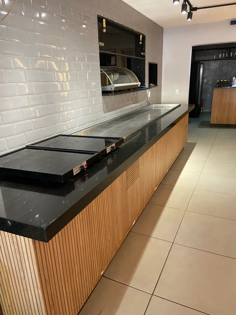 buffet refrigerado em mdf e granito preto São Gabriel escovado - Foto 3