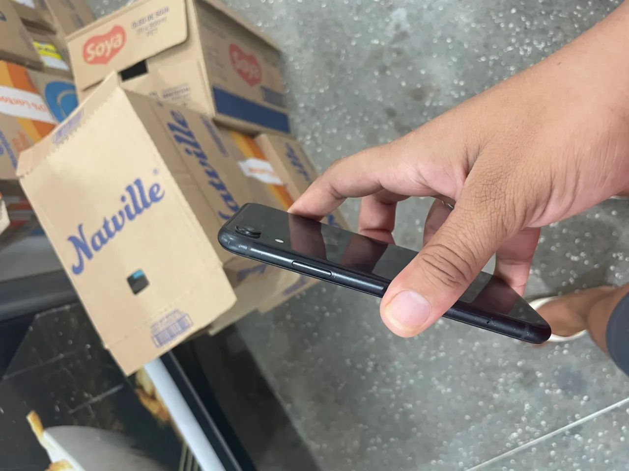 iPhone XR com a tela quebrada, mas funciona normal  - Foto 2