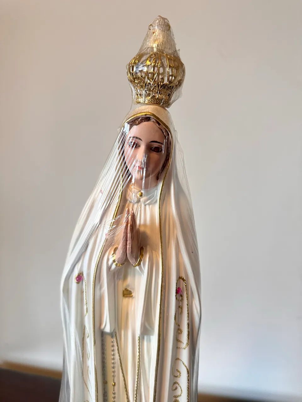 Vendo imagem de Nossa Senhora de Fátima 