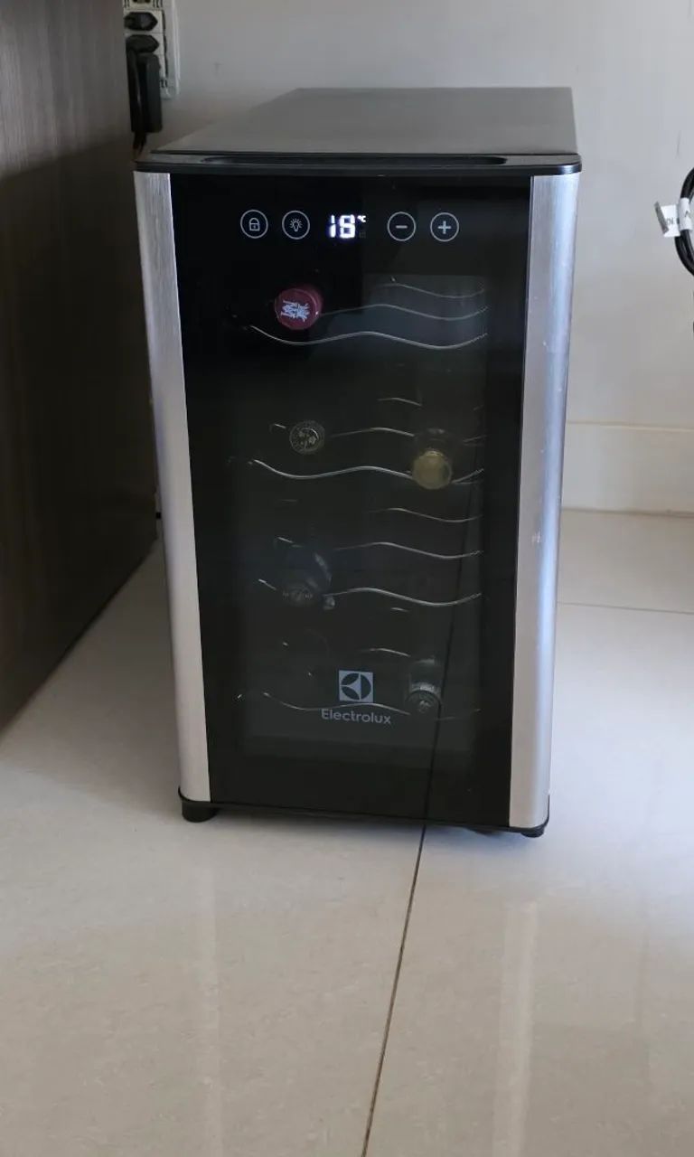 Adega Electrolux ACS08