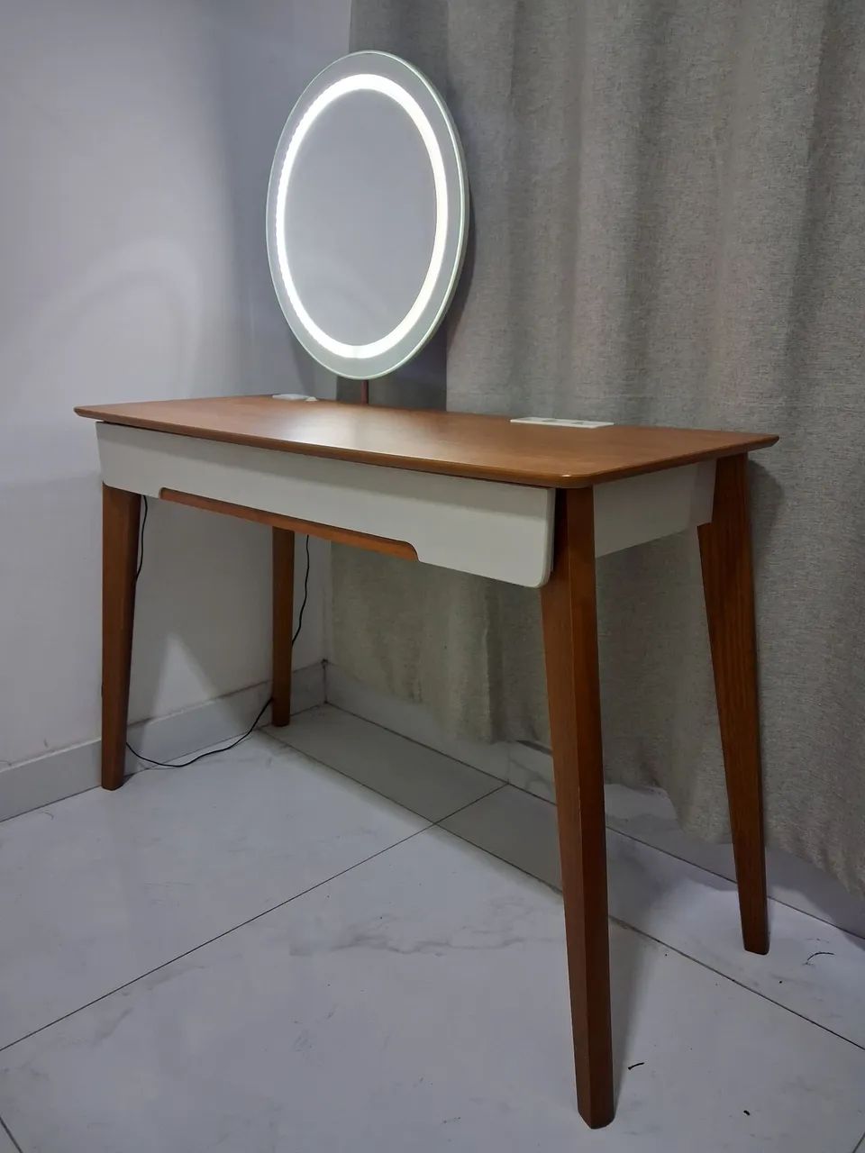 Penteadeira Moderna com Espelho LED e Tomada - R$550 - Vila Velha