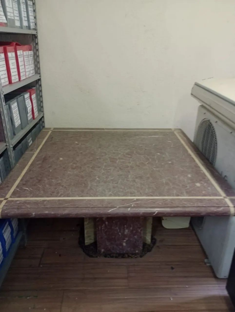 Mesa de mármore quadrada