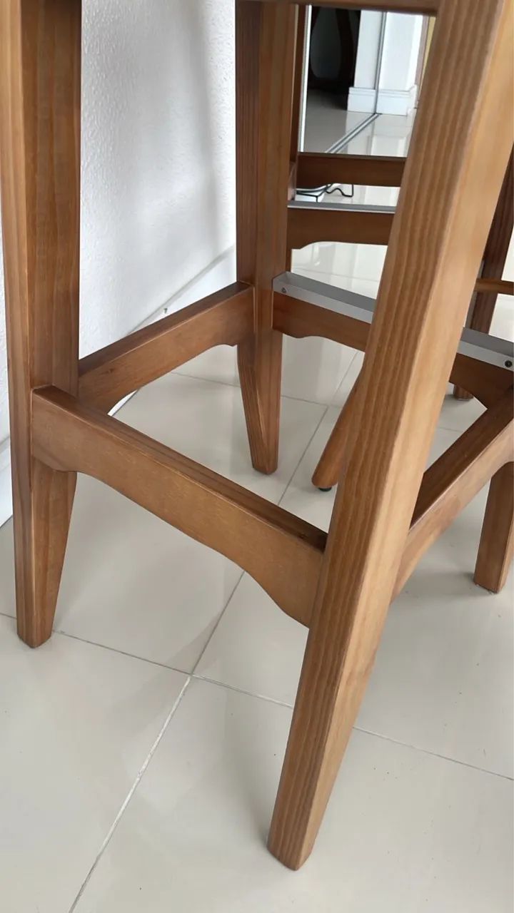 Vendo Mesa Bistrô Alta com 4 banquetas  - Foto 2