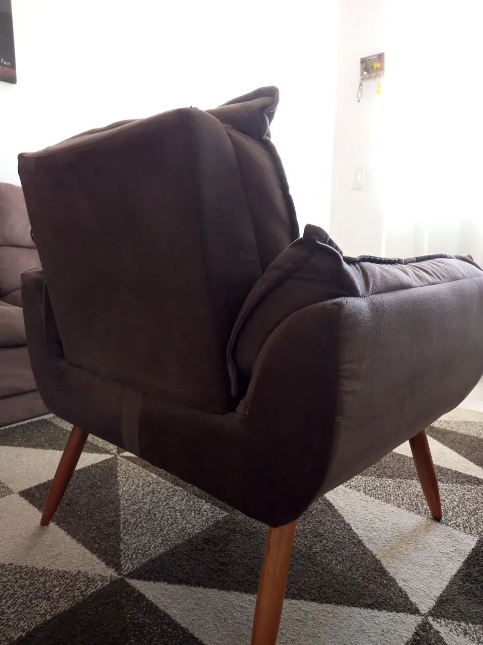 Duas poltronas 1 marron e outra verde escuro  - Foto 2