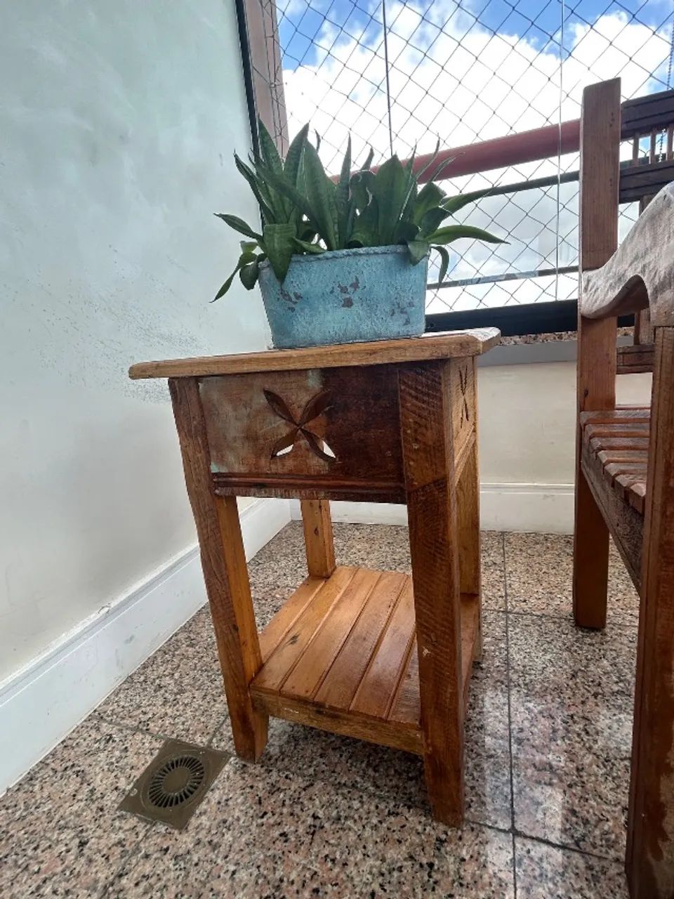 Mesinha de apoio de madeira  - Foto 3