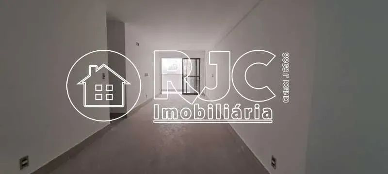 Próximo ao shopping Tijuca e polo gastronômico