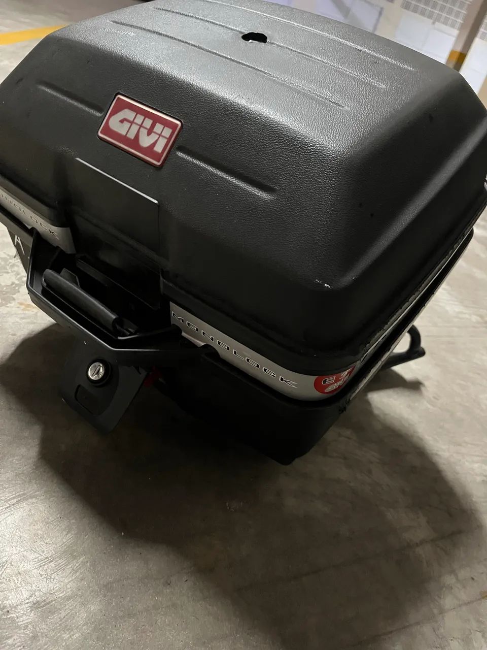 Baú Givi ótimo estado 