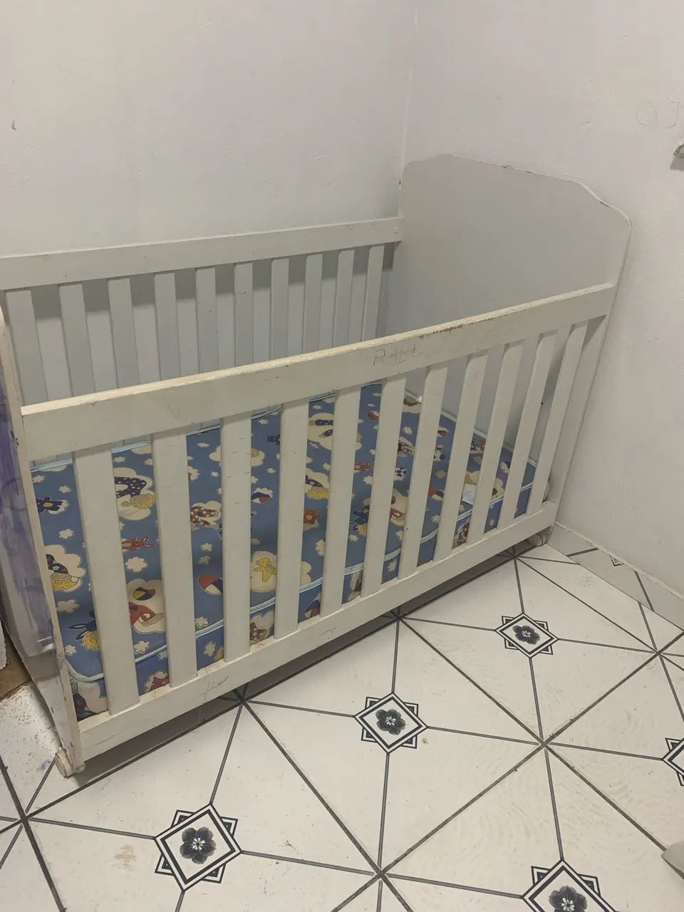 Berço com colchão e suporte de mosquiteiro 