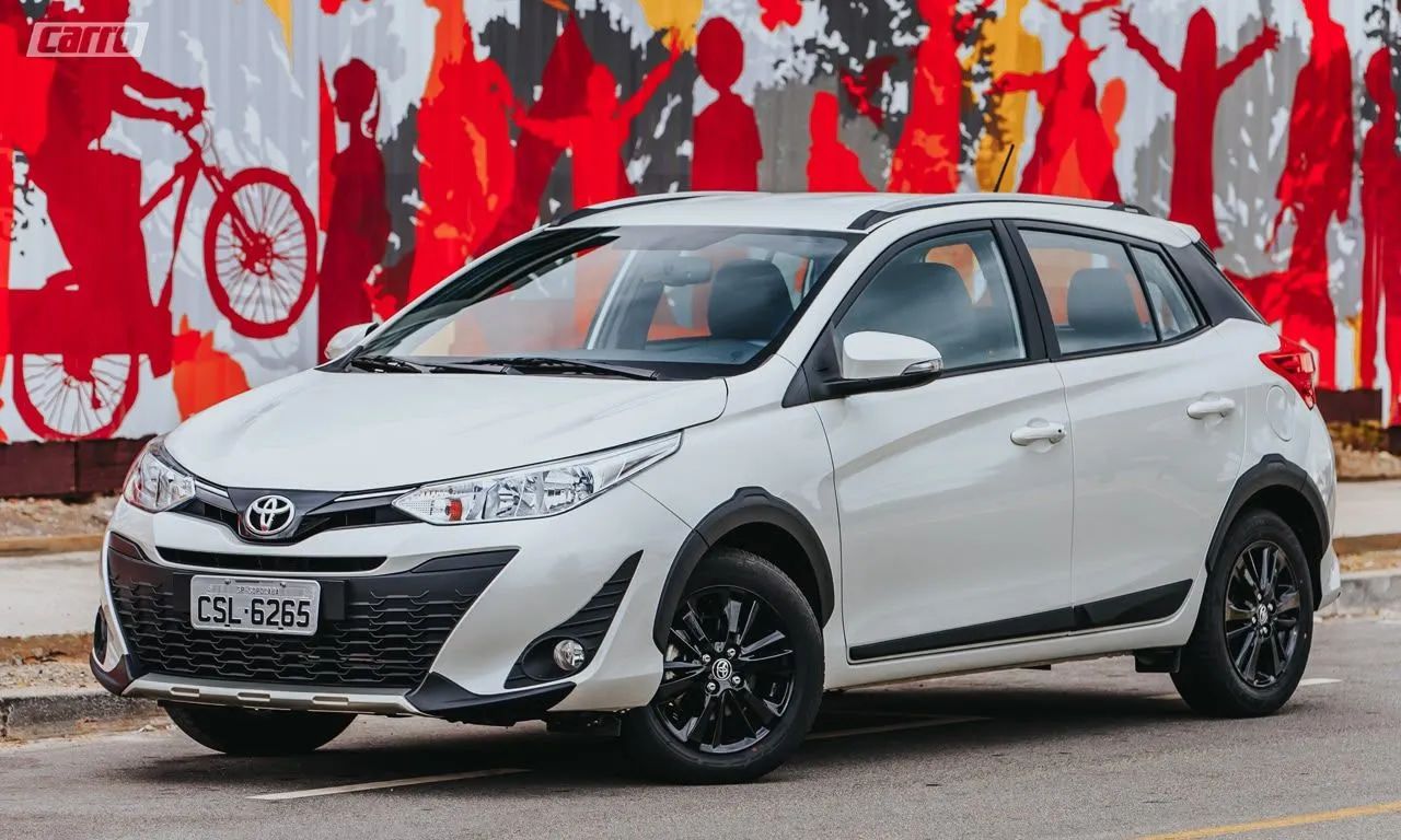 Aluguel de carro - Yaris com teto solar