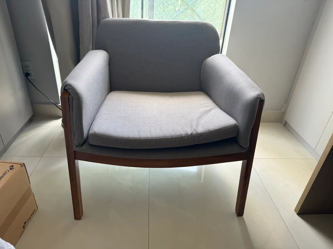 Poltrona cinza com tecido de linho cinza pouco usada  - Foto 3
