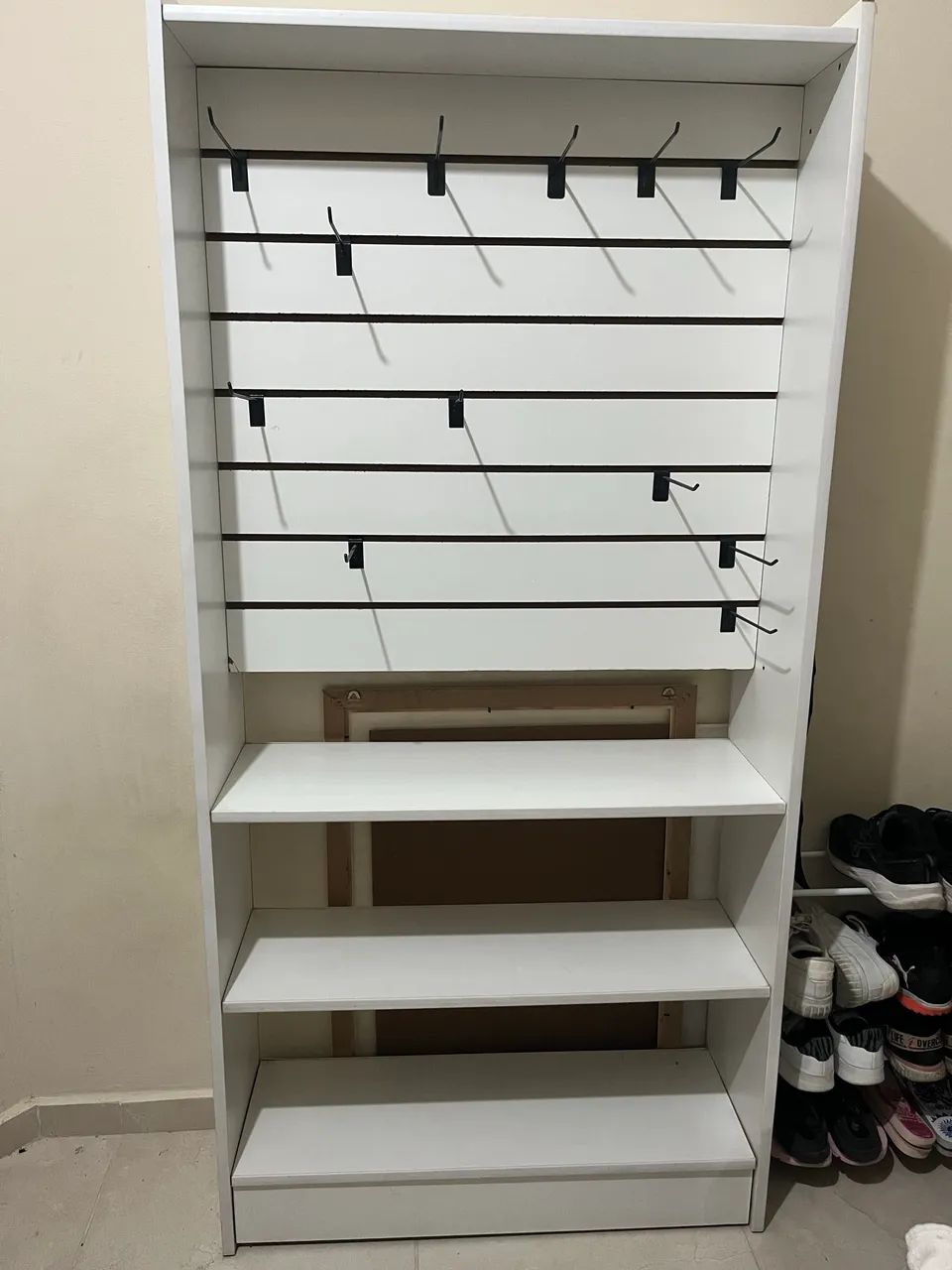 Estante expositora com painel canaletado - Foto 2
