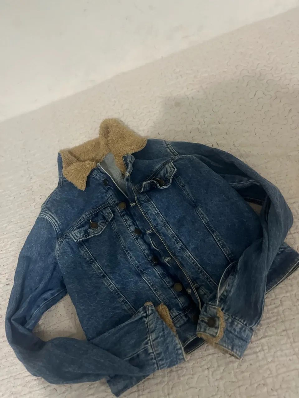 vendo jaqueta jeans com pelinho  - Foto 3