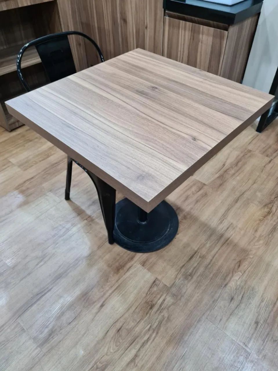 Mesa de madeira com base em metal preto 