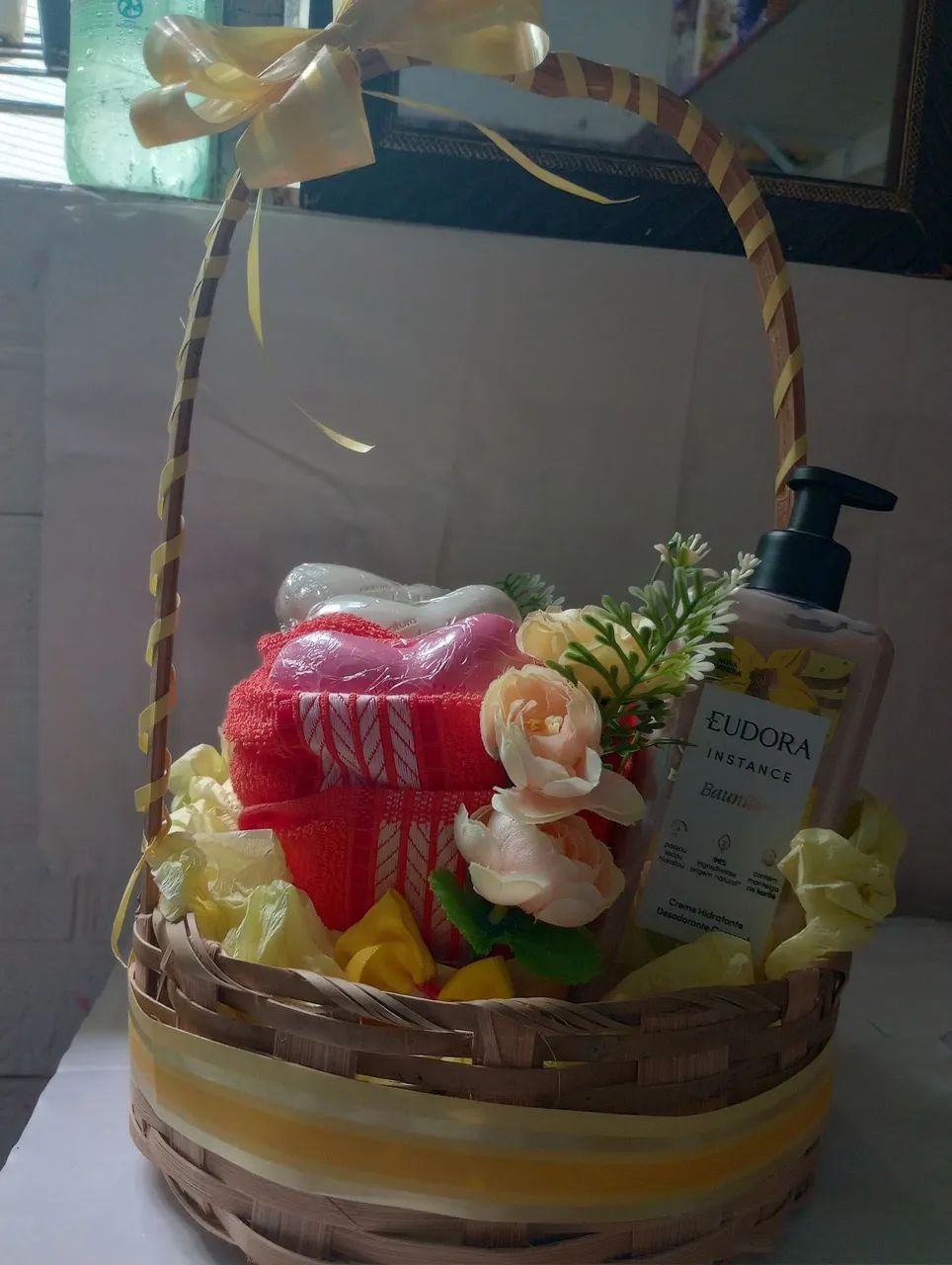 Cesta com toalha 100%algodao + sabonetes natura todo dia+ creme baunilha Eudora  - Foto 4