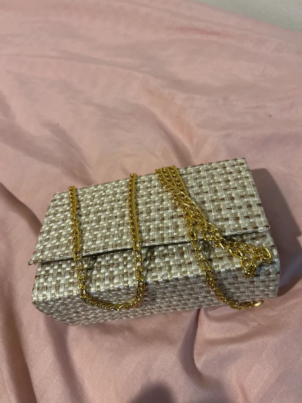 Bolsa Clutch de Palha com Detalhes Dourados e Alça Dourada - Foto 5