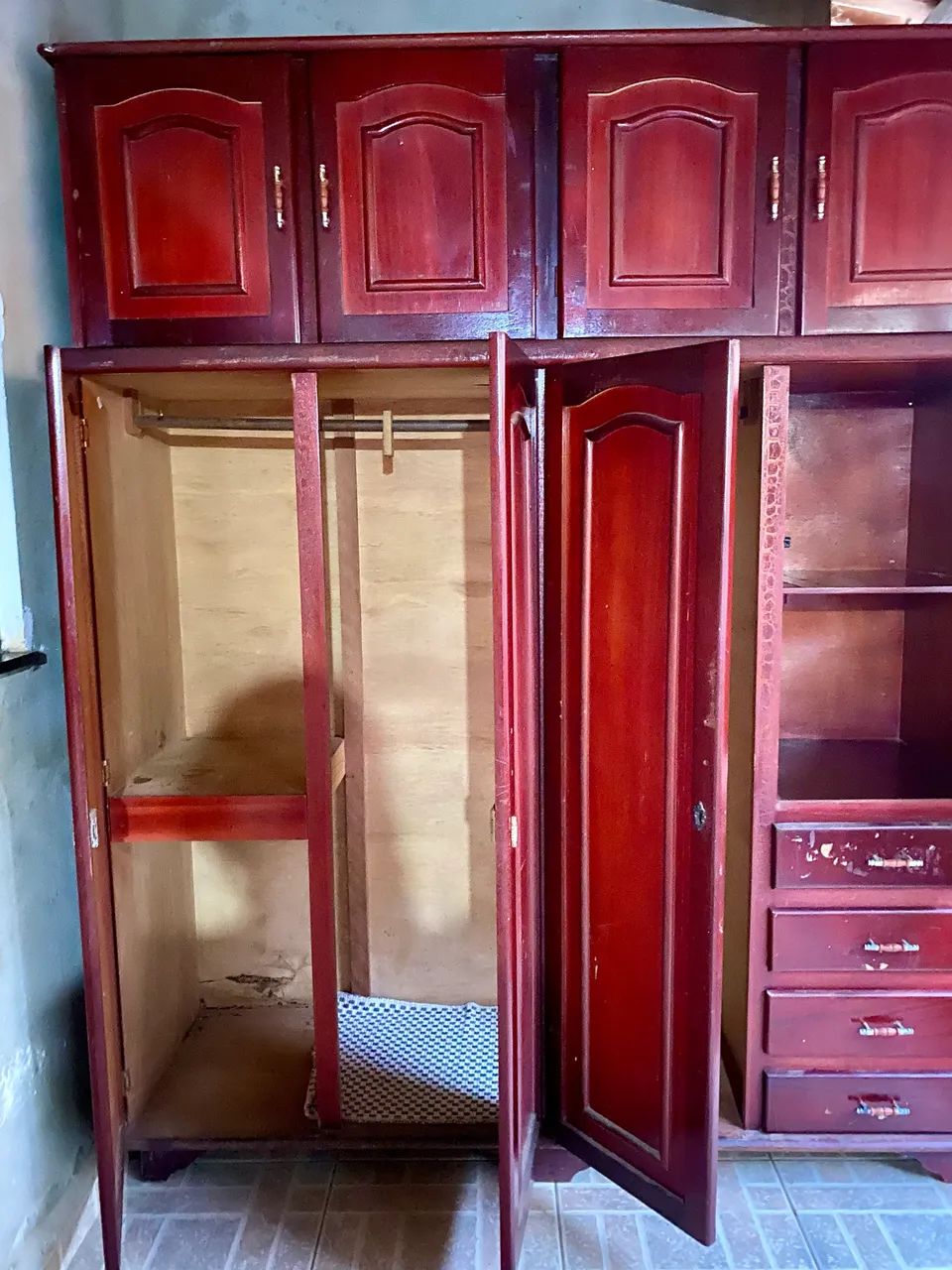 Guarda-roupa de madeira com maleiro - Foto 3