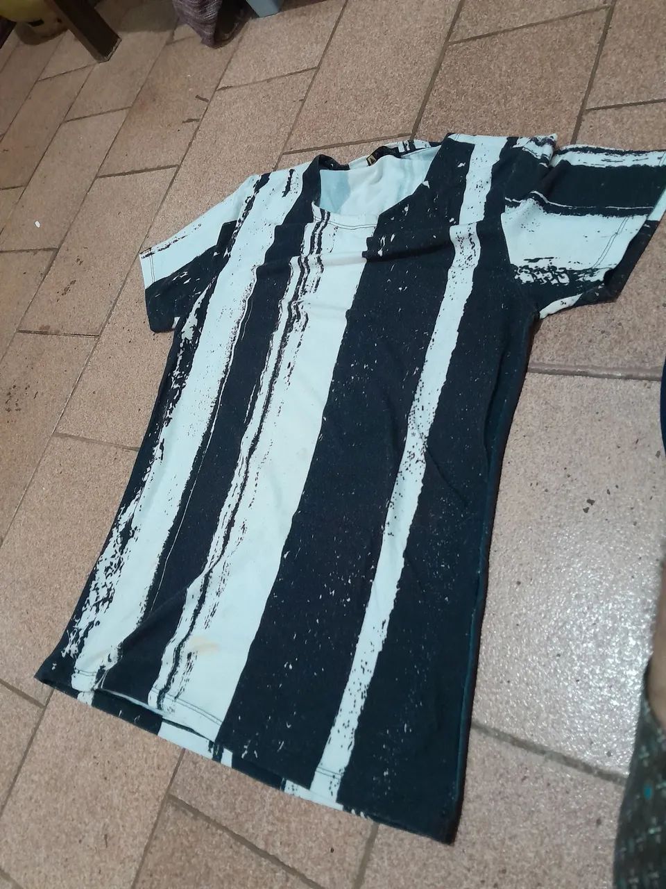 Camisa preta e branca M