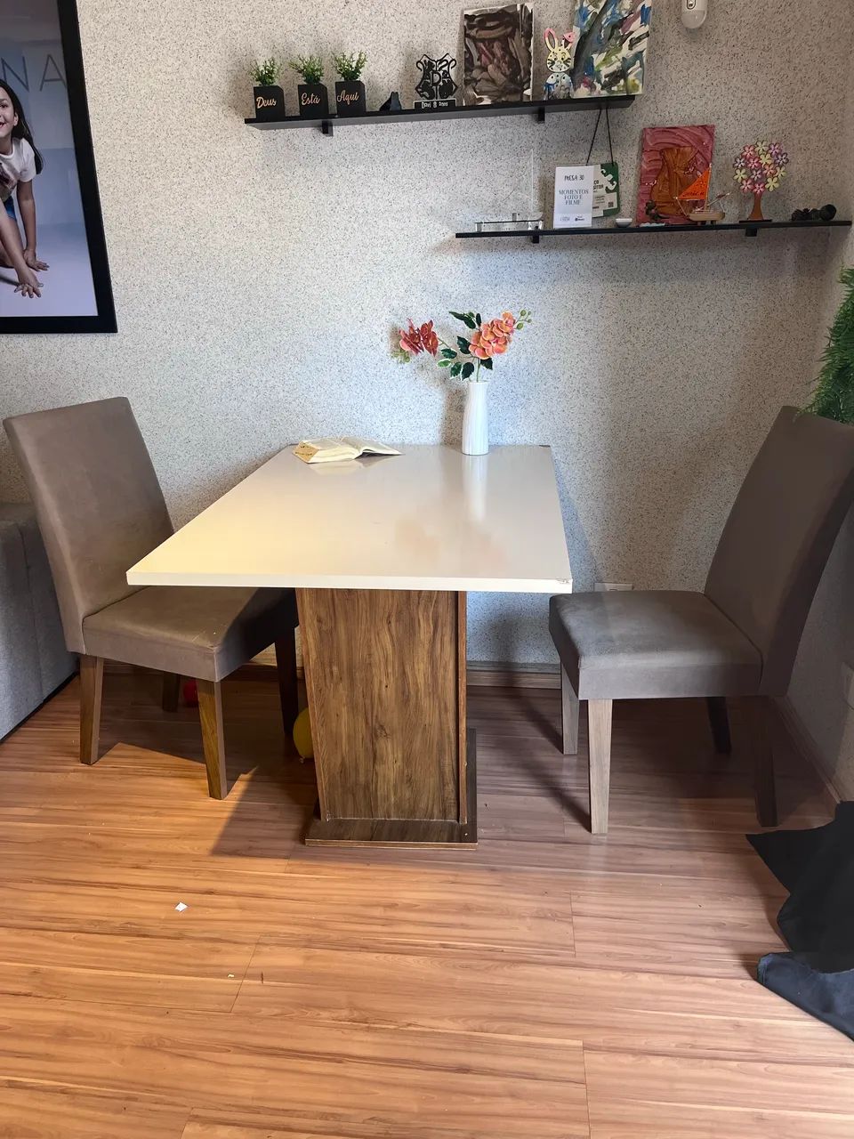 Vendo mesa de jantar com duas cadeiras 