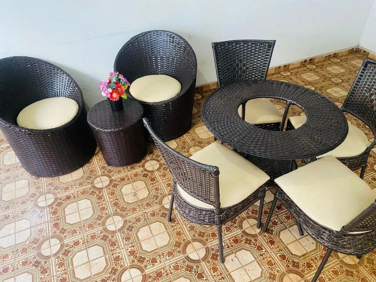 Jogo de mesa e poltronas 