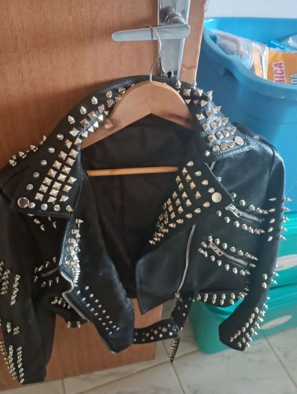 Vendo Jaqueta Rock Feminina com spikes - Foto 2