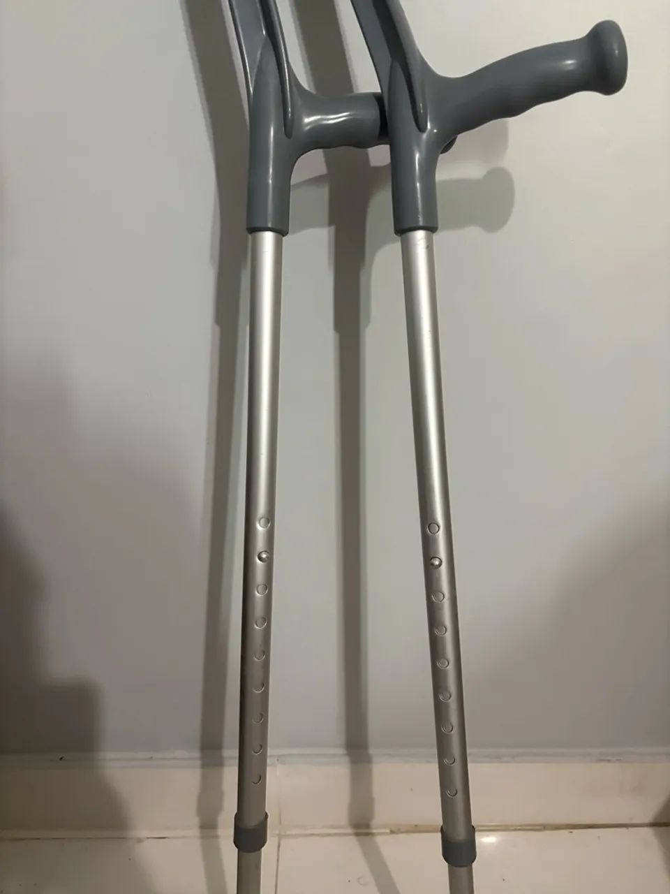 Par Muletas Ajustáveis Seminovas - Foto 3