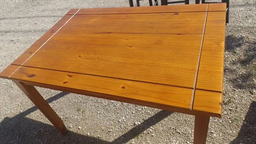 Mesa de pinus de 1,10x75, seminova, sem cadeiras.