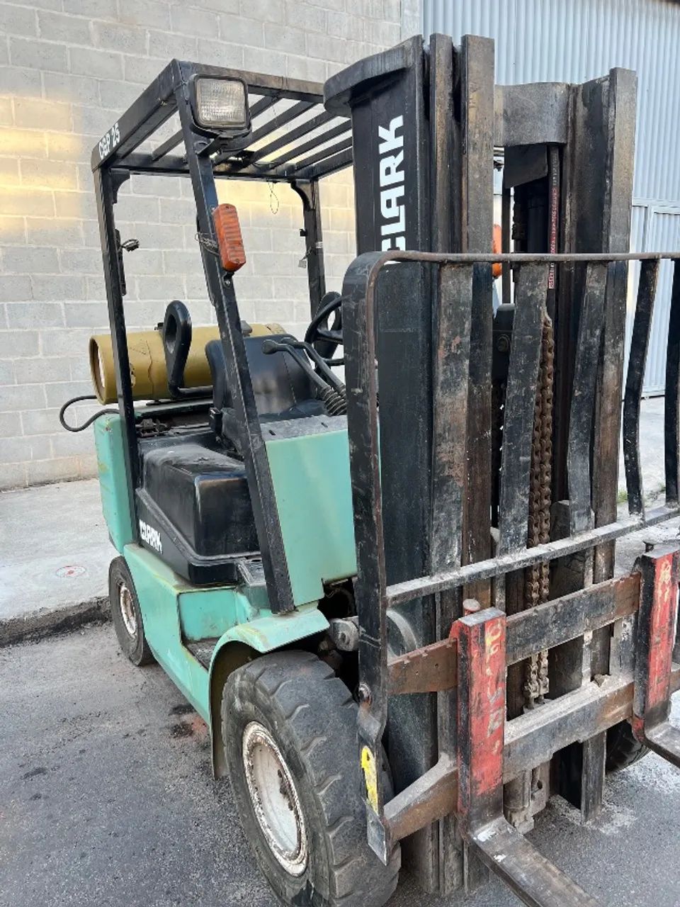Empilhadeira CLARK CGP25 capacidade 2,5 ton. Movida a gás - Foto 2