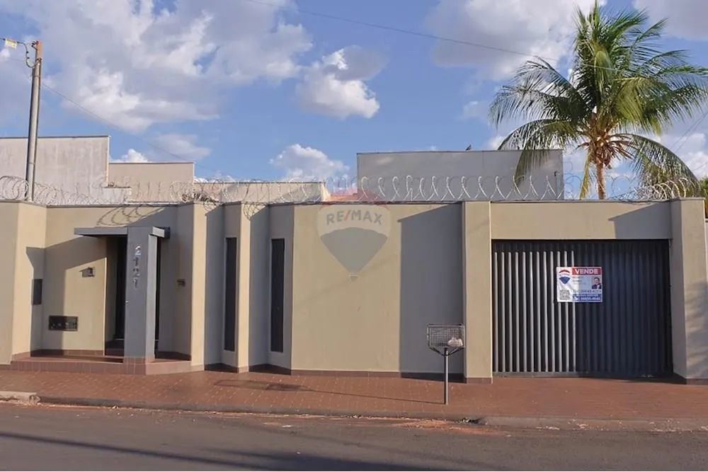 Casa À Venda, Com Três Quartos Sendo Um Suíte Com Closet, No Centro Em Ituiutaba-MG. - Foto 3